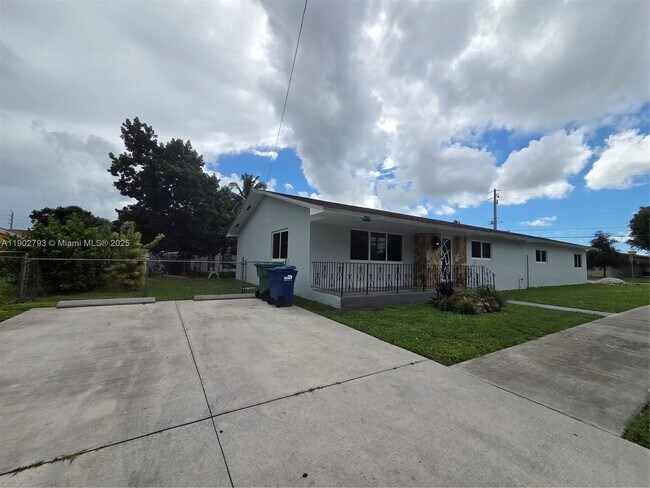 Photo - 10725 NW 8th Ave Unidad .