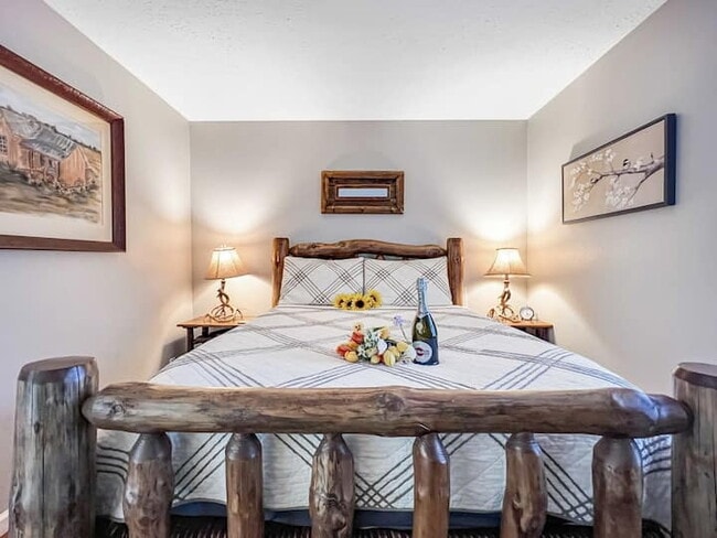 Building Photo - Adorable 1BR - Ground Entry Available FULLY FURNISHED Unit 3