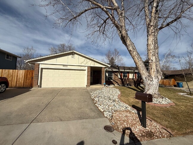 Building Photo - "Spacious 4-Bed Lakewood Gem with Hardwood Floors, Finished Basement & Fireplace - 2970 Sq Ft!"