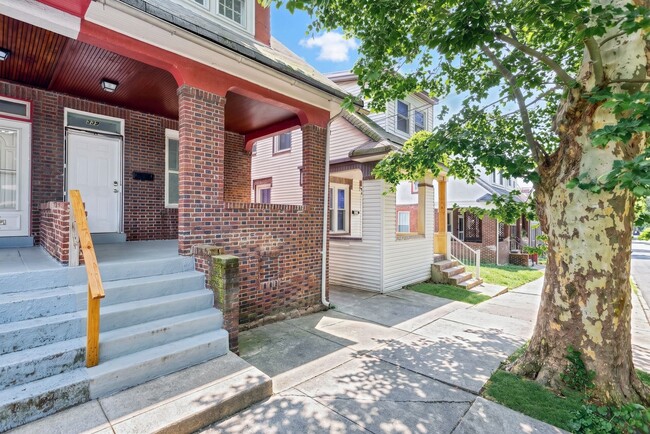 Building Photo - Spacious 3 Bedroom, 1.5 Bathroom with large Porch and Backyard