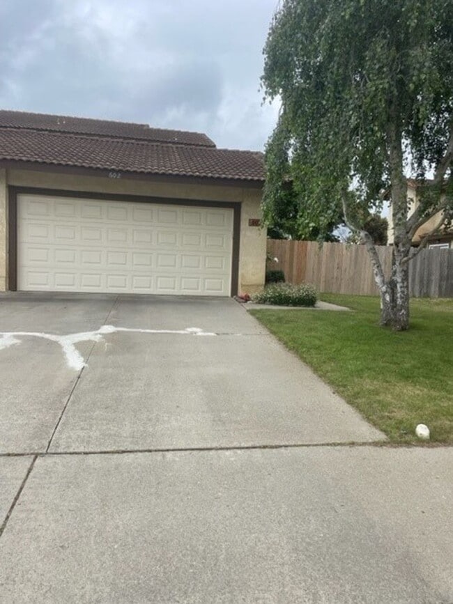 Building Photo - Updated Summerwood Townhome