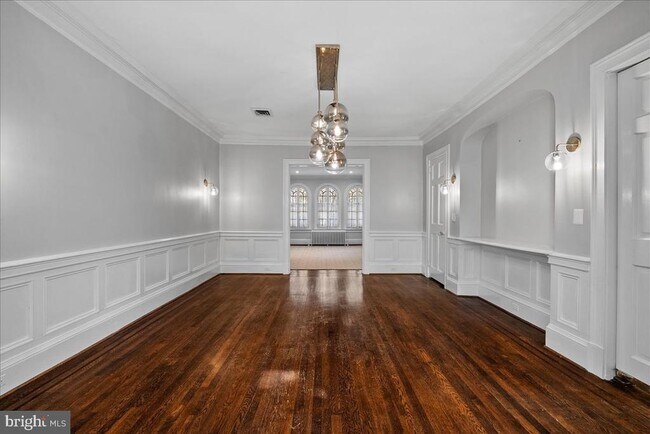 Photo - 2355 Ashmead Pl NW