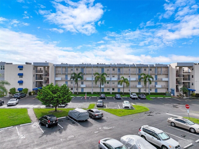 Building Photo - 7500 NW 30th Pl Unit 402
