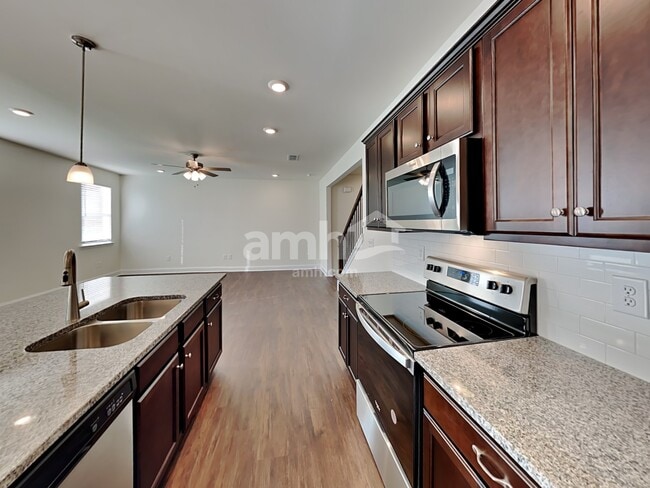 Photo - 846 Headland Wy