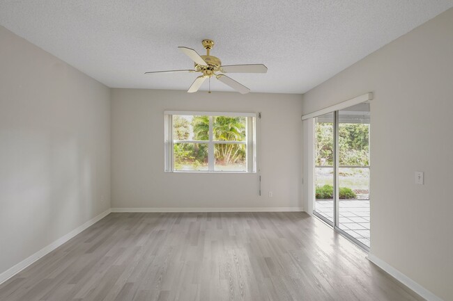 Photo - 2 bed + den 2 bath condo, just 2.5 miles from the beach! Unidad 103