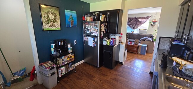 Kitchen 2 - 4590 W Dakota Ave