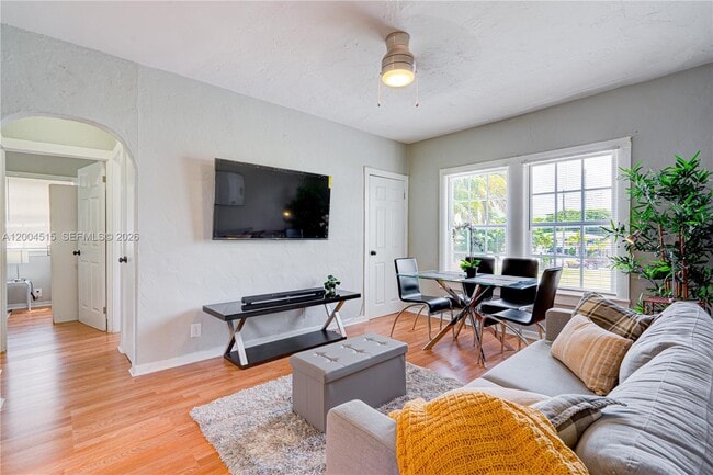 Building Photo - 227 SW 30th Ave Unit B