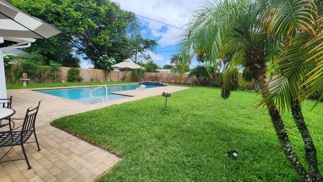 Photo - 225 E Ilex Dr