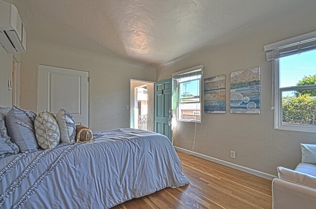 Photo - Must See! Amazing Studio in Hillcrest - Character GALORE Unit 3951 Centre Street #A