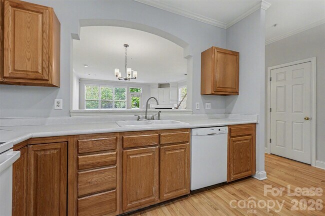 841 W 4th St
