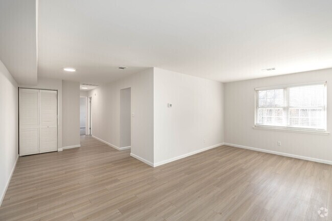 2BR 1BA 890SF