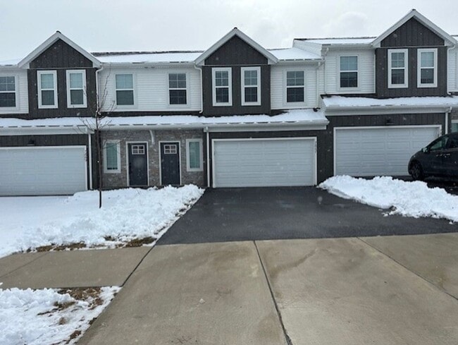 Building Photo - 7867 Oakbrook Dr