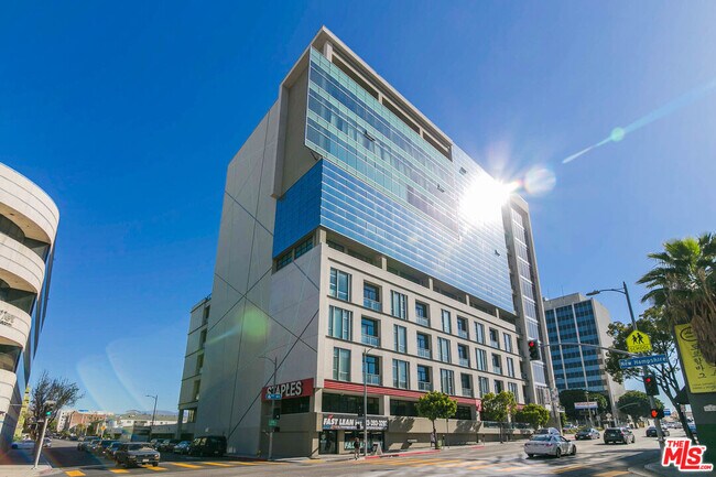 Building Photo - 3223 W 6th St Unit 207