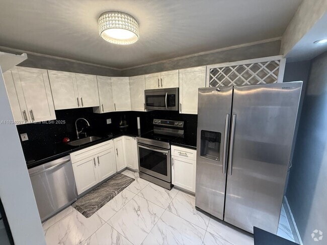 Building Photo - 900 NE 195th St Unit 716 Rental
