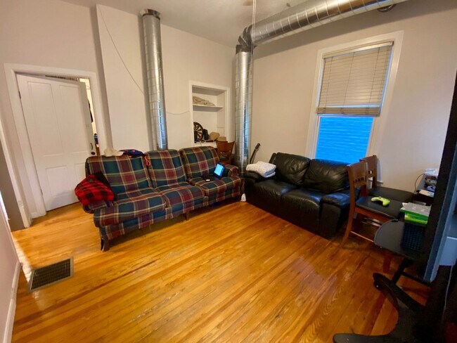 Photo - 5 bedroom /2 bath Mins. from UC for $750/p...