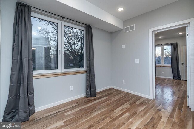 Photo - 2045 N College Ave Unidad B