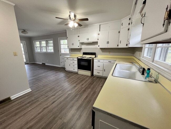 Photo - 3 Bedrooms, 1.5 Bathroom - Home in Sherwood Forest!