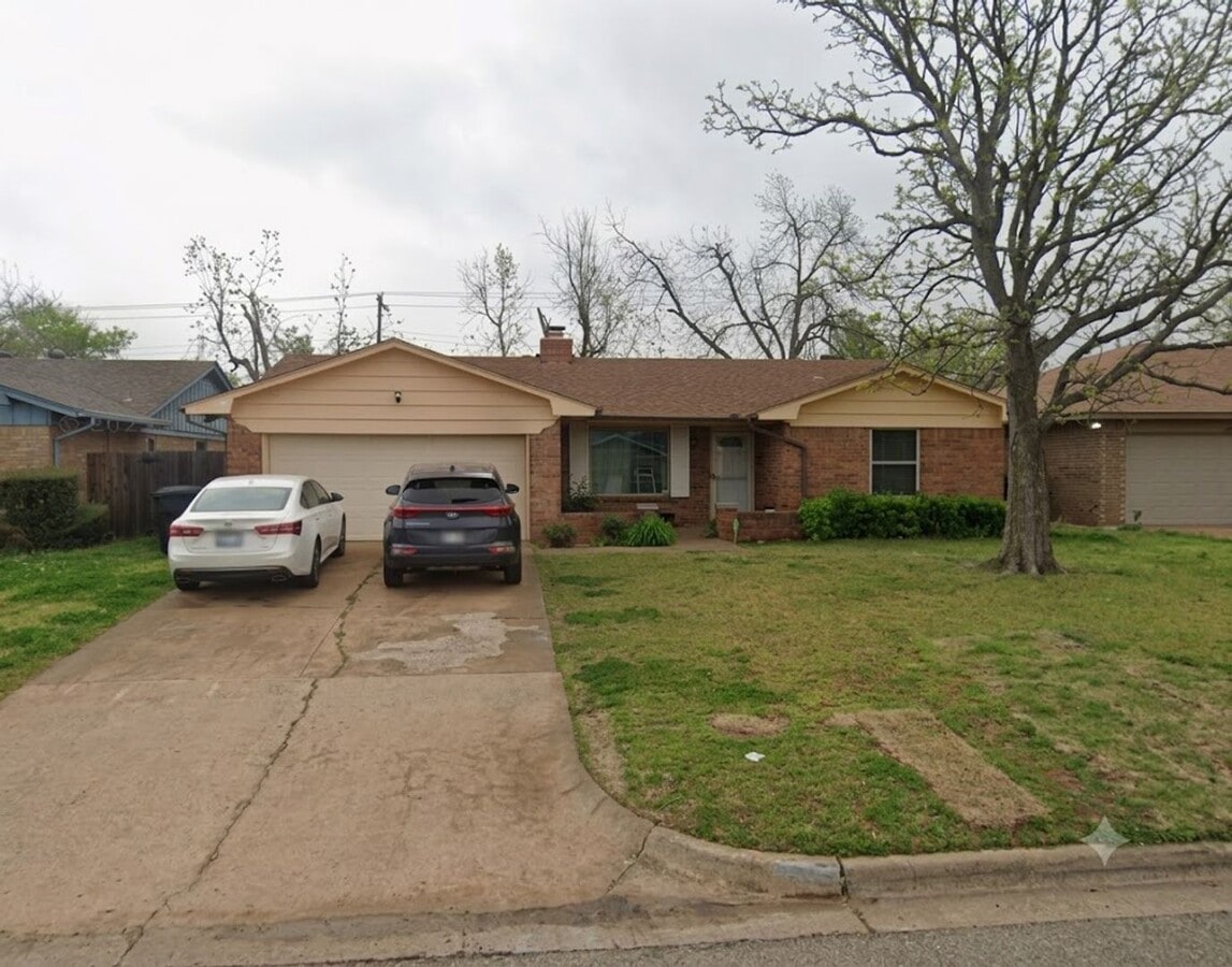 Spacious 3-Bedroom Home with Fireplace and 2-Car Garage in Oklahoma City - Spacious 3-Bedroom Home with Fireplace and 2-Car Garage in Oklahoma City