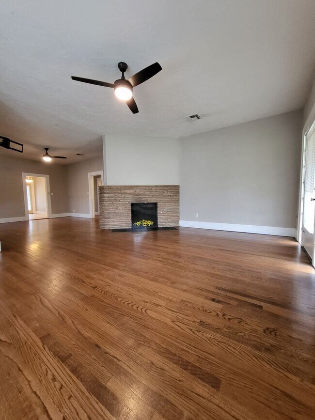 Photo - PRELEASING July 2026 - (3-4) Bed/(2) Bath ...