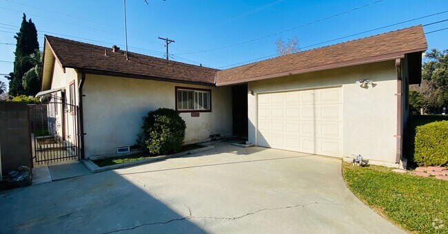 Building Photo - This is a must see WOOD STREETS home that ...