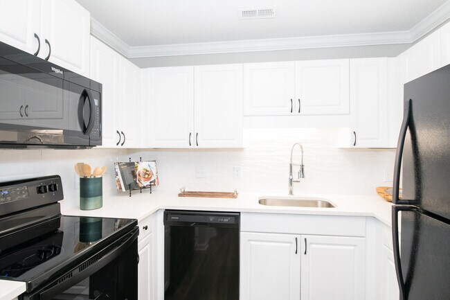 Photo - Avana Avebury