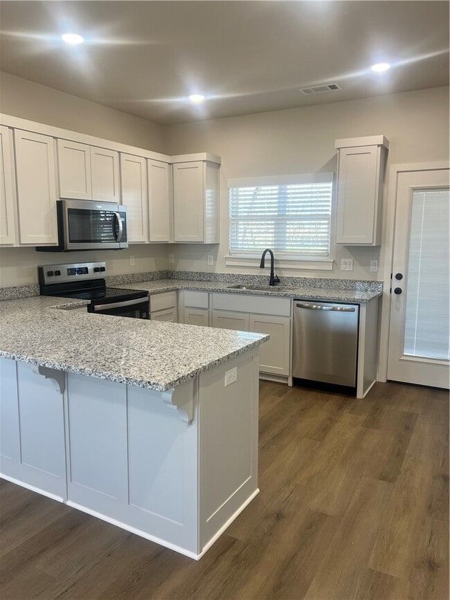 Photo - 570 Cosmos St