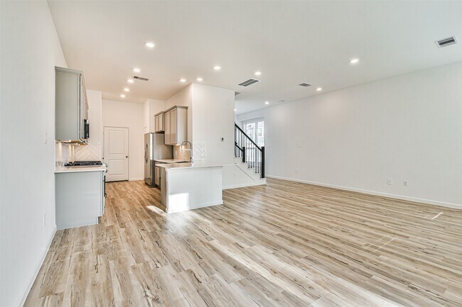 Photo - 678 Royal Arch Dr