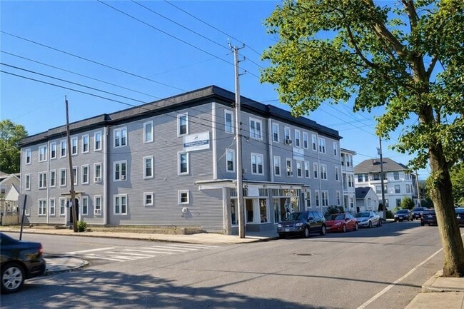 Building Photo - 422 Pawtucket Ave