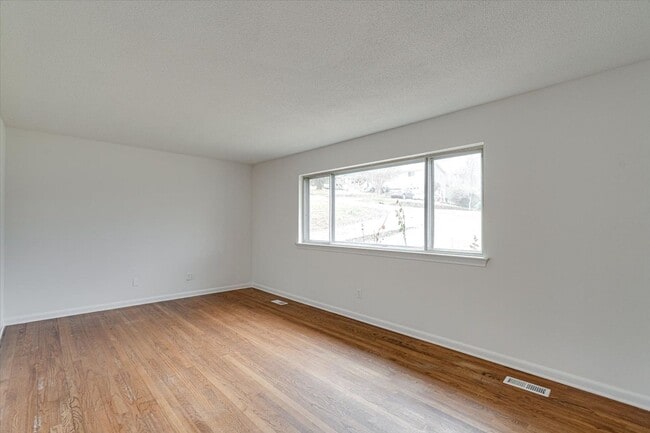 Photo - 3 bedroom, 1.5 Bathroom for rent!