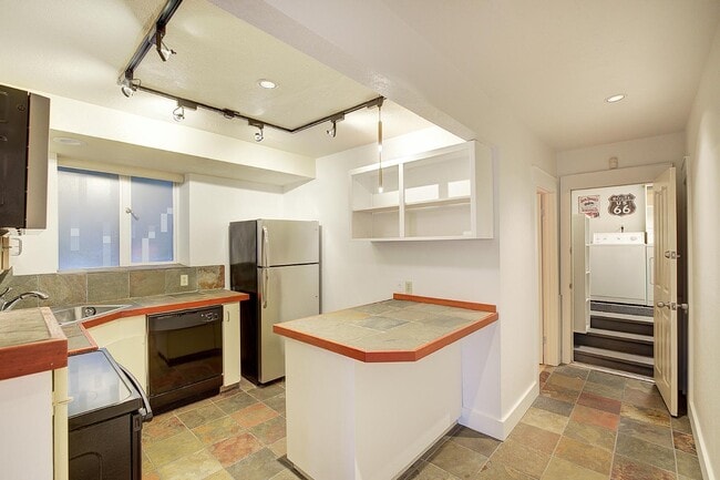 Photo - 1038 Lakeview Blvd E