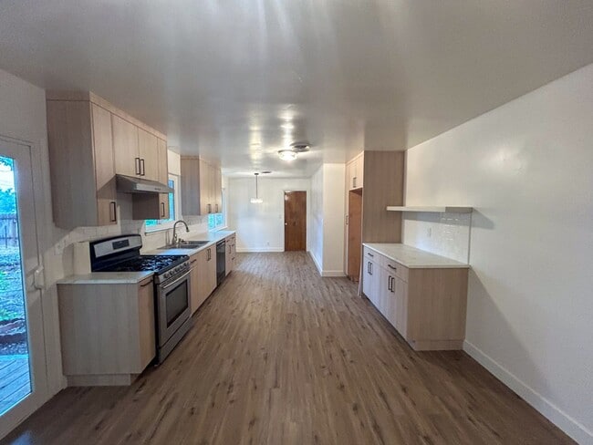 737 Estate St