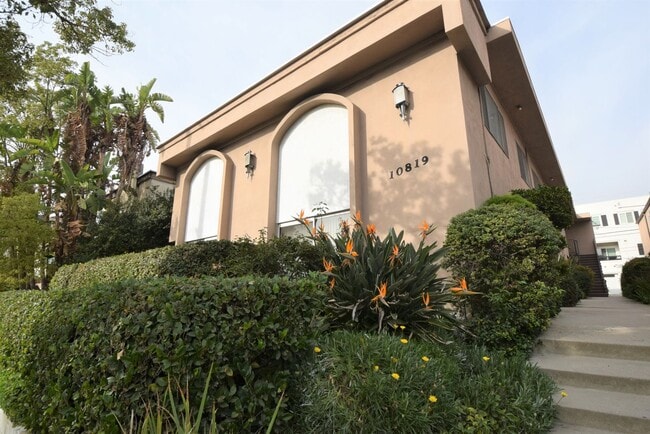 Photo - 10819 Camarillo St Unidad 05