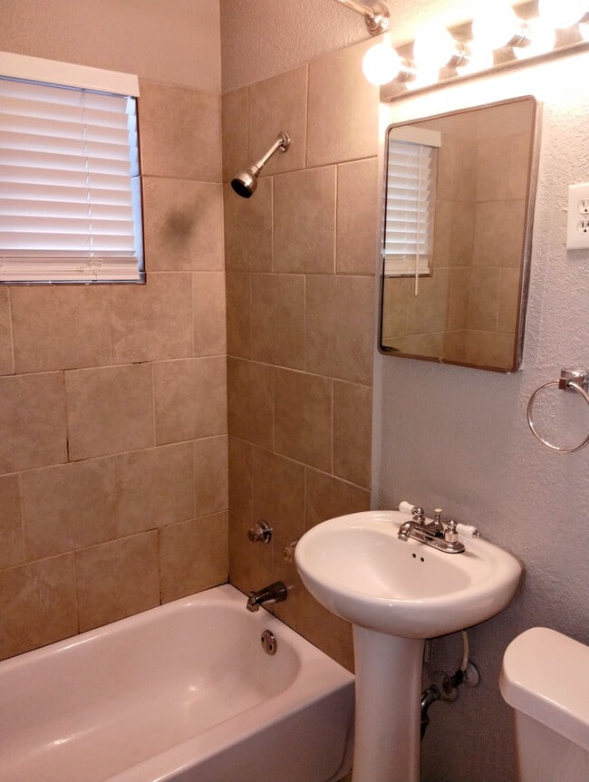 Photo - 4019 Hawthorne Ave Unidad #A