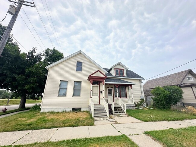 Building Photo - 1816 Wollmer St Unit Upper