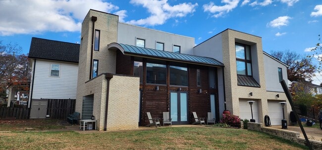 Building Photo - 3018 22nd St S