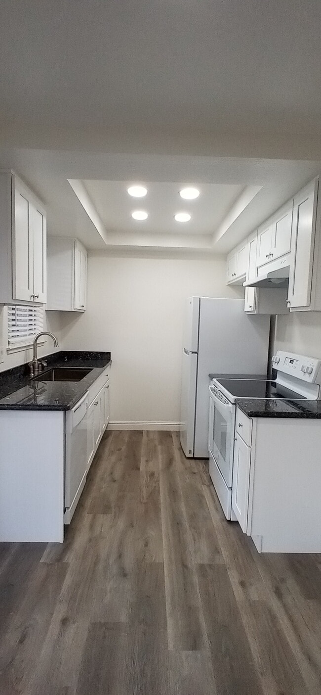 Building Photo - 4162 Hamilton Ave Unit 2