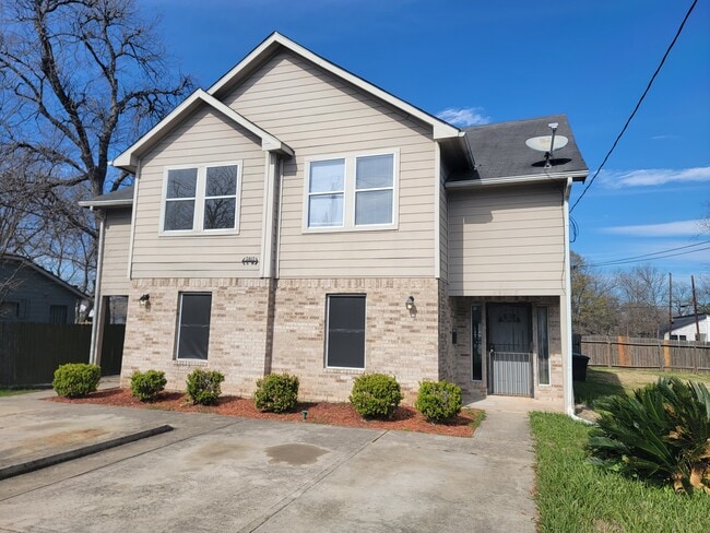 3813 Lydia St