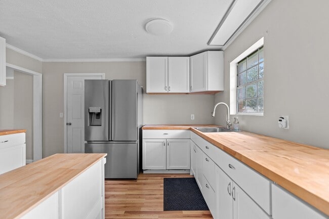 Photo - 320 Brobston St