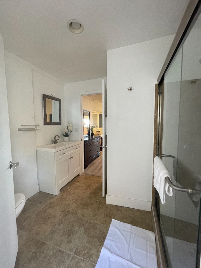 Building Photo - 22 Cayuse Ln Unit Suite C