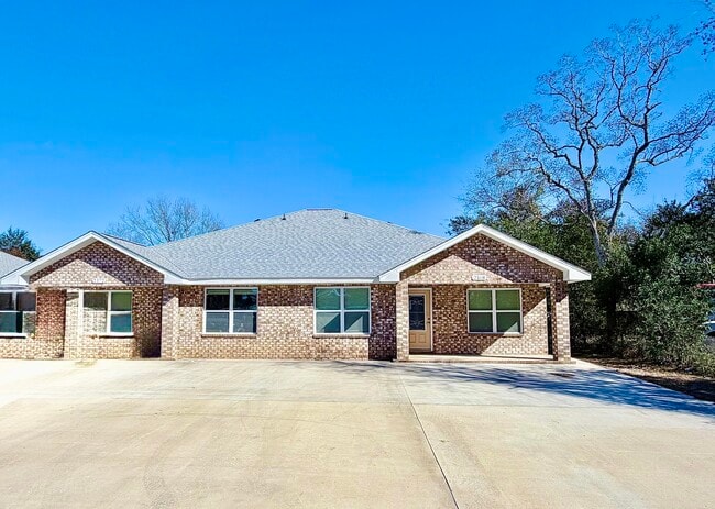 Photo - 2168 Paloma St