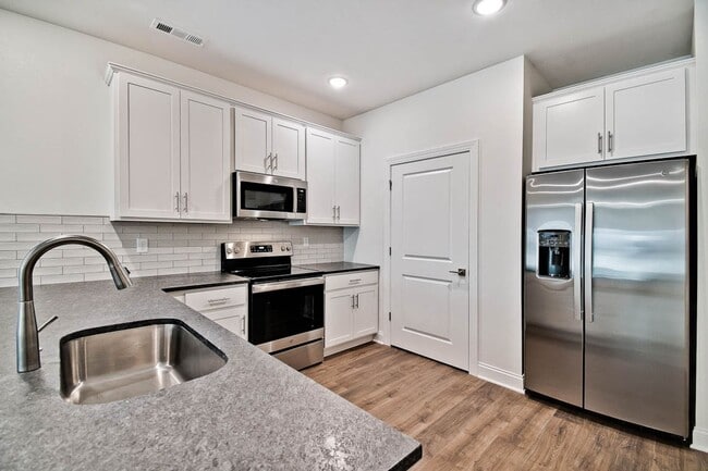 Photo - Big Creek Golf Course - 3 Bed 2 Bath Double Garage (Newer Construction)