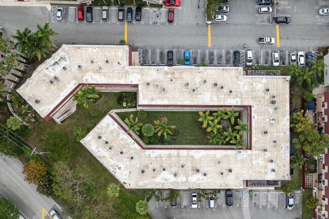 Vista adicional del edificio - Villas of Pinecrest