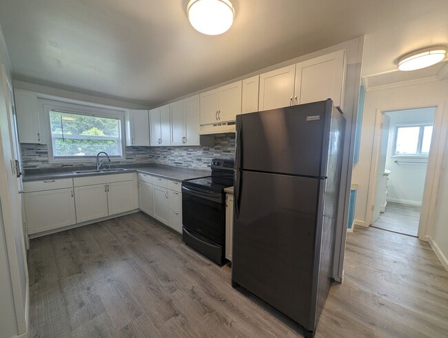 Building Photo - Cute and Cozy, Centrally Located Triplex with Yard