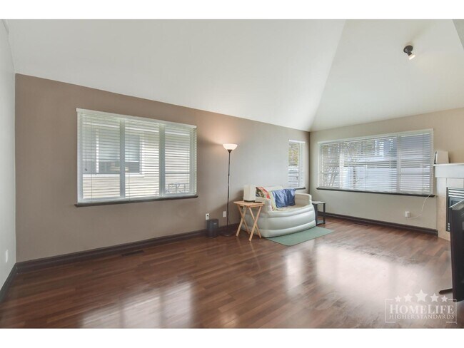 Photo - 13918-13958 58 Ave