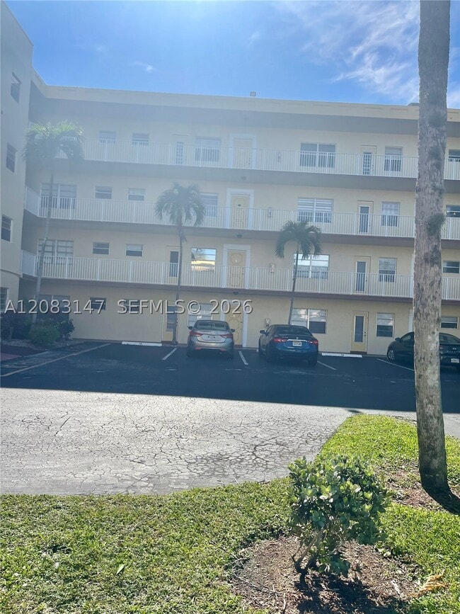 Building Photo - 3940 NW 42nd Ave Unit 321