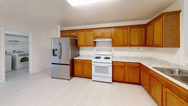 Photo - 1325 Darjeeling Dr