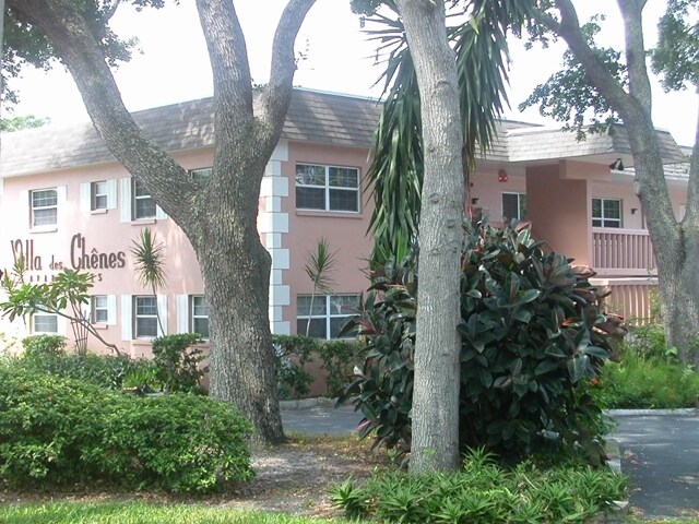 Villa Des Chenes Apartments - Breezy Palms