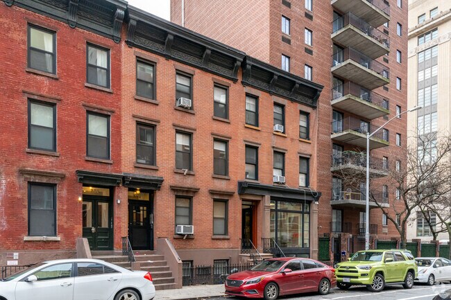 Photo - 364-366 W 30th St