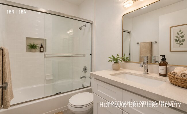 Photo - 1535 N Martel Ave Unit 102