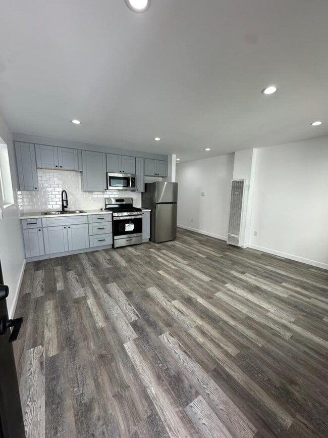 Photo - 626 W 54th St